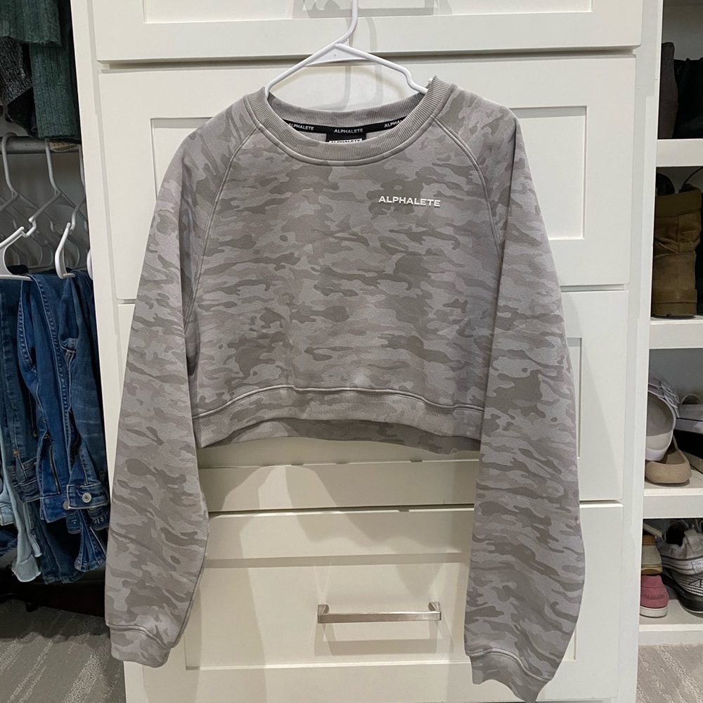 Alphalete camo crop crewneck - size M never worn